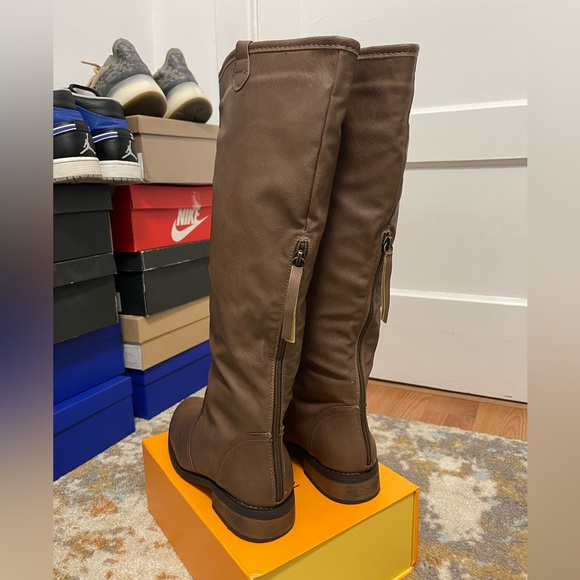 EUC Women Size 8 Bucco Faux Leather Riding Boots With Zipper & 1.25” Heels Brown - Picture 3 of 13